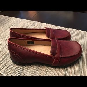 Keen women’s leather loafer - Never worn!